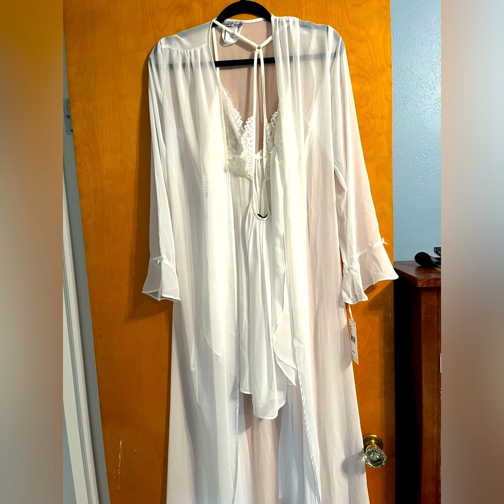 Never worn! Got as a wedding gift but have a bunch already!